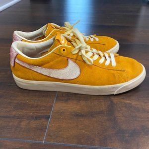 bruised peach nike